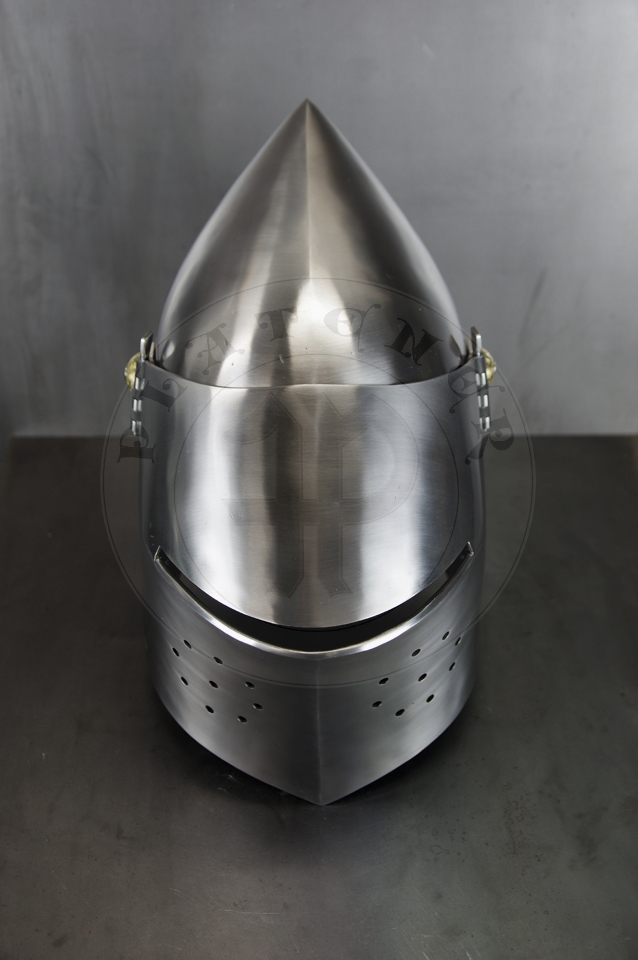 The bascinet based on original from Burgos combined with three visors: Loewenburg, Churburg CH16 and a plow like visor. Each visor is raised without welding. Hand engraved brass caps for the hinge's rivets. All hardened and tempered up to 34 HRC./ Basinet wzorowany na oryginale z Burgos w poczeniu z trzema zasonami: Loewenburg, Churburg CH16 i zasonie typu pug lub tzw. abi pysk. Kada z zason wykuta bez spawania. Rcznie grawerowane mosine nakadki na nity od zawiasw zasony. Wszystkie elementy hartowane i odpuszczany do 34 HRC.